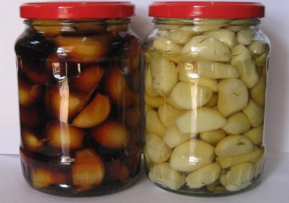 High Quality Pickled Garlic in Brine Packed in Glass Jars