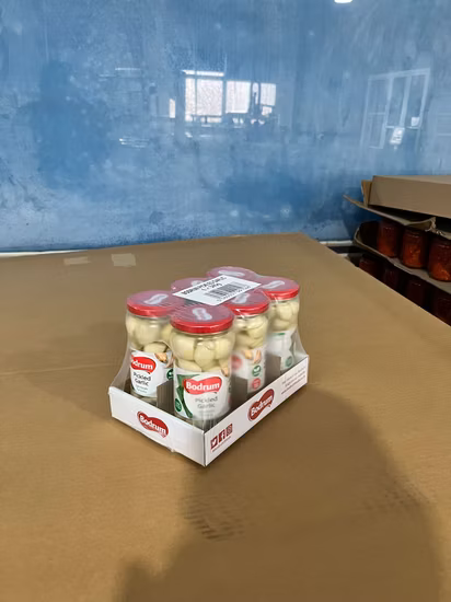 소매용 유리병에 포장된 소금물에 절인 마늘